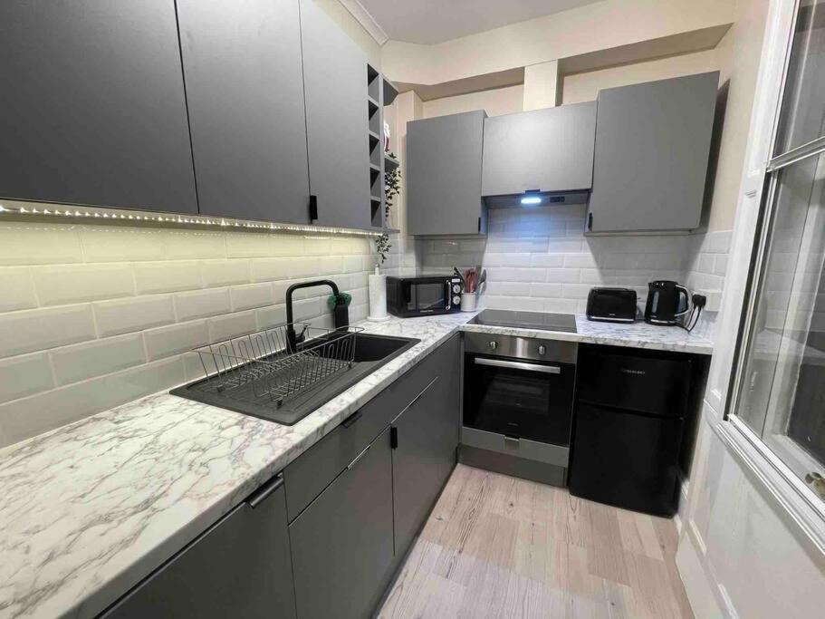 Newly Refurbished, Central Apartment With Permit Parking Бат Экстерьер фото